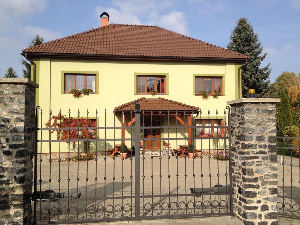 Penzion U Horskych Caslav Exterior photo