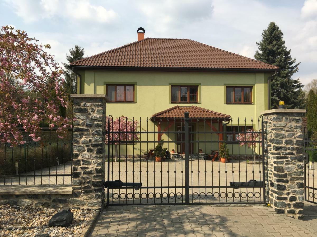 Penzion U Horskych Caslav Exterior photo